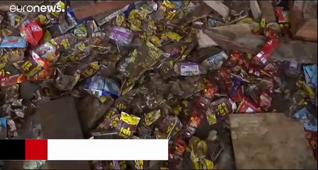 منكوبو زلزال إندونيسيا يأكلون من "القمامة"