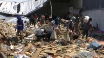 زلزال أندونيسيا: اليأس من وصول المساعدات يدفع السكان للبحث عن الأكل بين الركام