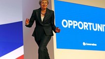 Congrès annuel des Conservateurs : Theresa May défend son plan Brexit et danse sur scène