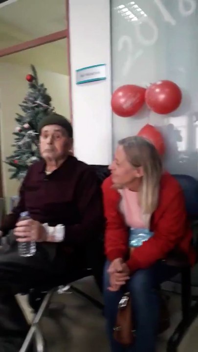 Kanser Hastalarına Orkestra Eşliğinde Şarkı Söyleyip Onlarla Birlikte Zeybek Oynayan Güzel Yürekli Doktor