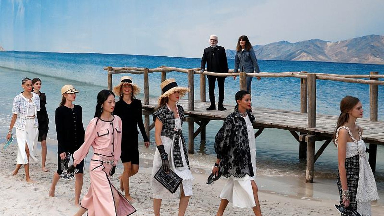 Wie im Traumurlaub: Chanel barfuß am Strand