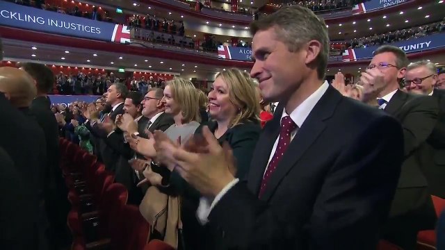 İngiltere Başbakanı Theresa May, dansıyla Parti Konferansı'na damga vurdu