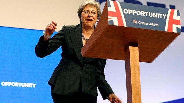 Al ritmo de Abba, May pide unidad a los 'tories' ante el Brexit