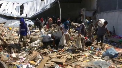 اندونزی، حادثه دیدگان زمین لرزه و سونامی به دنبال تامین مایحتاج اولیه