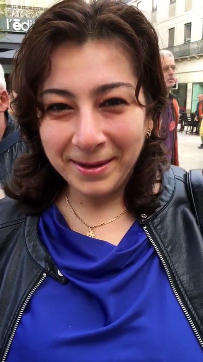 Une marche à la mémoire de Charles Aznavour au centre-ville de Dijon