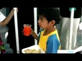 Consumen niños indígenas refresco en el desayuno