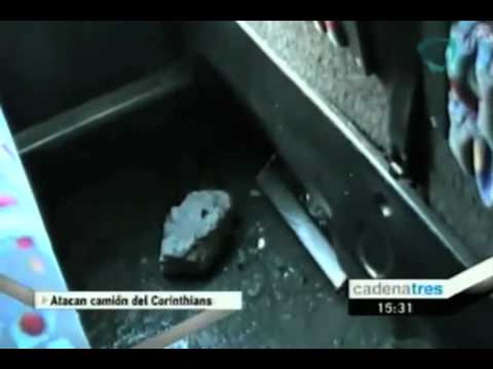 Aficionados del Cruz Azul apedrean camión de aficionados de Corinthians