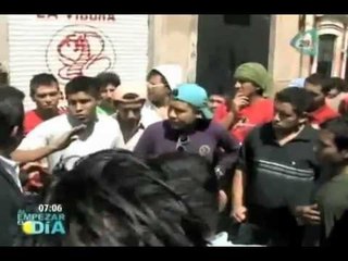 Estudiantes arremeten contra la policia michoacana en protesta