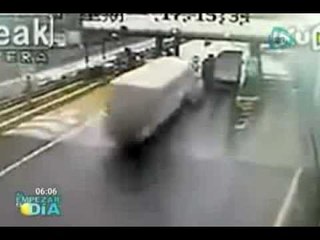 Tráiler se queda sin frenos y se estampa contra una caseta