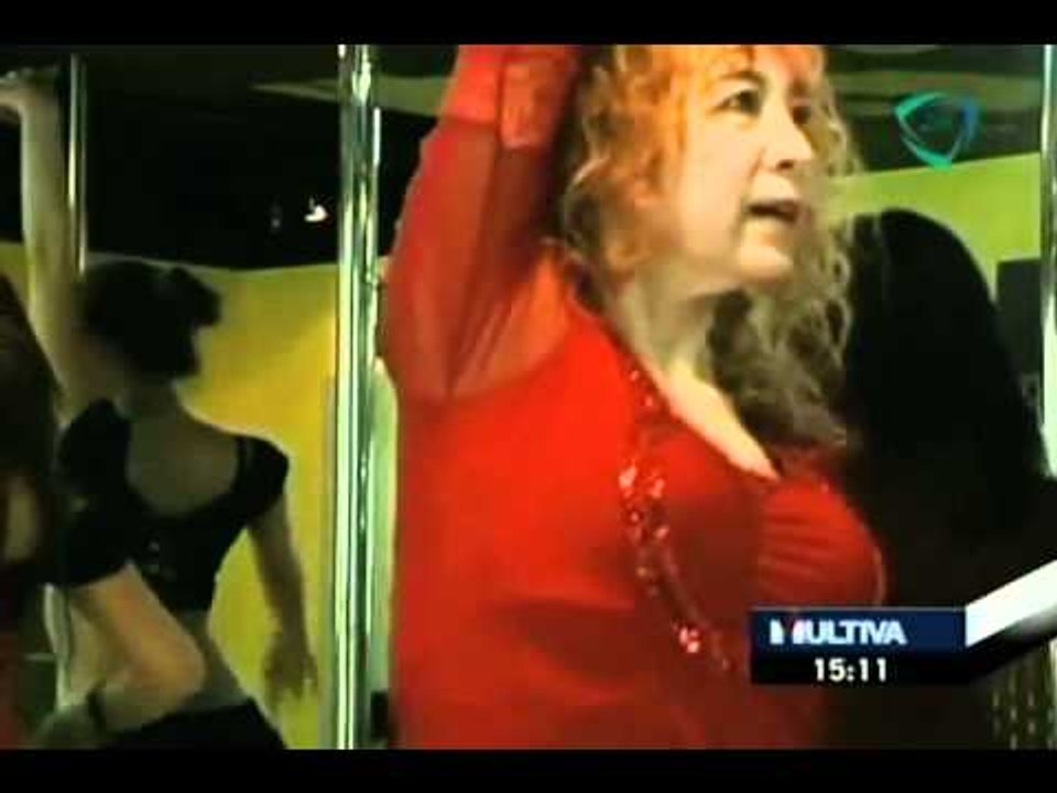 Una abuelita en China es aficionada al baile de tubo