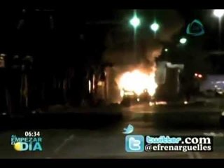 Incendian vehículo en operativo antipiratería en Tepito