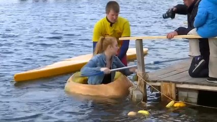 Kürbis-Regatta: Bespritzen des Gegners erlaubt