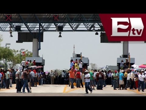 Integrantes de la CNTE toman la caseta México-Puebla y permiten pasar a automovilistas