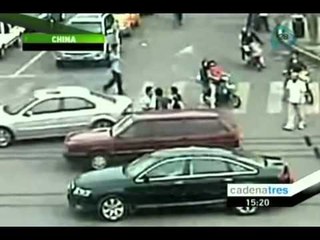 Una mujer en China se bajó a golpear a un policía por haber recibido una infracción