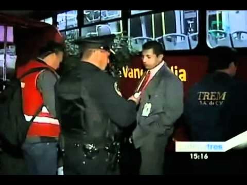 Choque entre el metrobús y una camioneta deja a dos mujeres accidentadas