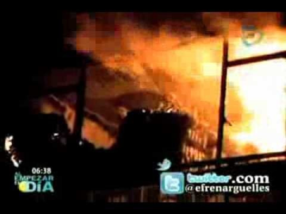 Arde bodega de artículos navideños en La Merced