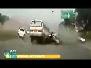 Brutal accidente; vehículo se parte en dos tras choque