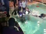 Haymana Belediye Başkanı Özdemir Turgut, TRT KÜRDİ'de yayınlanan Çepik programı sonrasında programın sanatçıları ile birlikte takım elbisesi ile birlikte kaplıca havuzuna girdi
