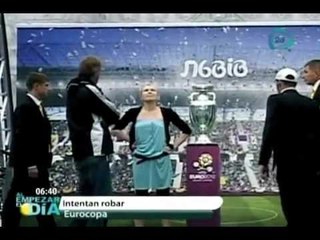 Activista hace 'topless' en un evento de la Eurocopa