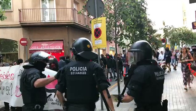 Los Mossos cargan contra los CDR que pretendían reventar una manifestación constitucionalista