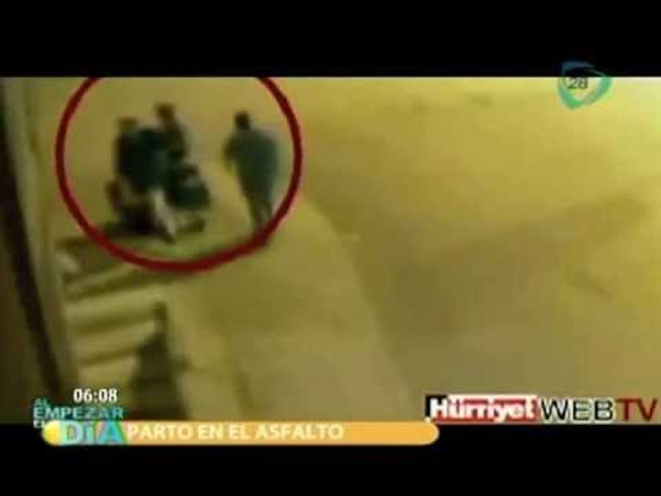 Mujer da a luz mientras camina rumbo al hospital