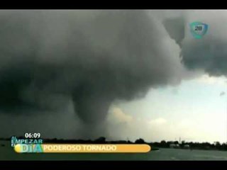 Descargar video: Un herido y numerosos daños por un tornado en Venecia