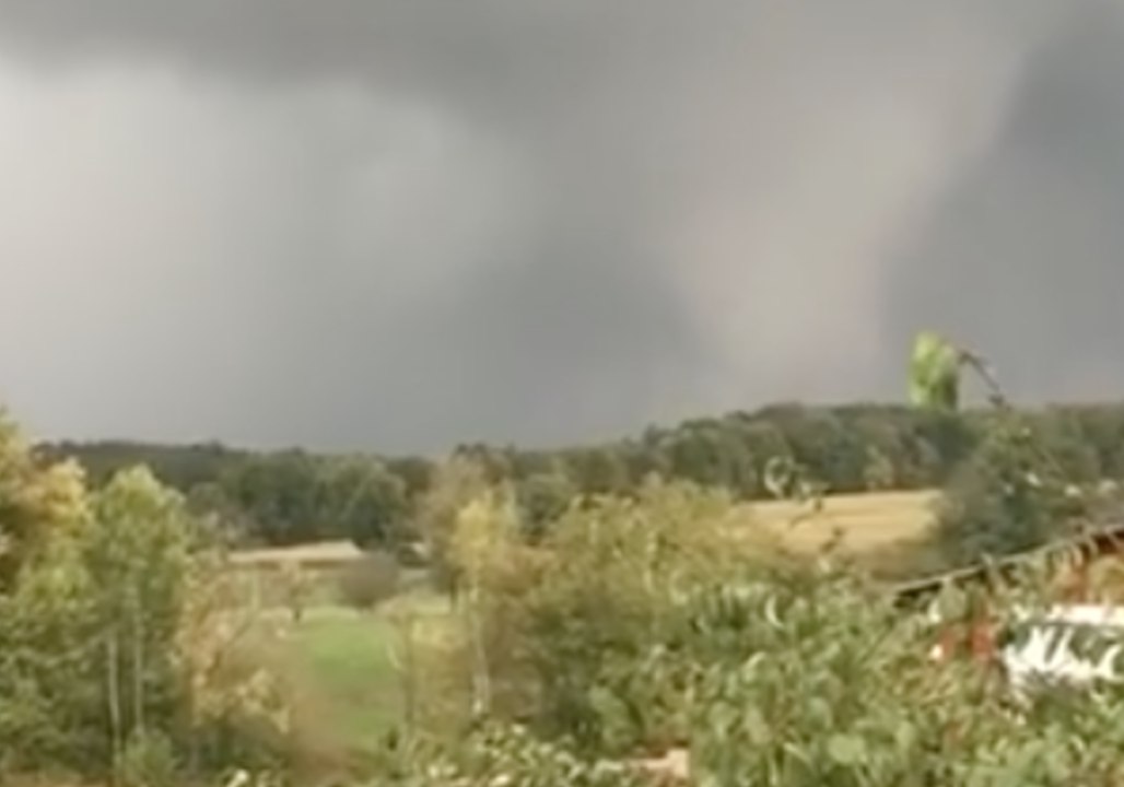 Local Resident Films Townville Tornado From Backyard