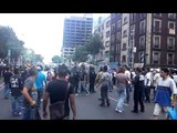 Graban enfrentamiento entre ambulantes y granaderos en eje central