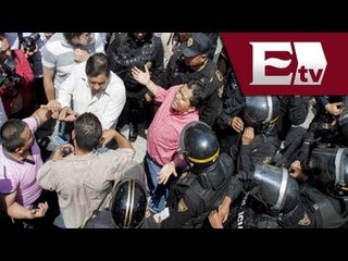 Padres de manifestantes se enfrentan con granaderos afuera del Ministerio Público/ Vianey Esquinca