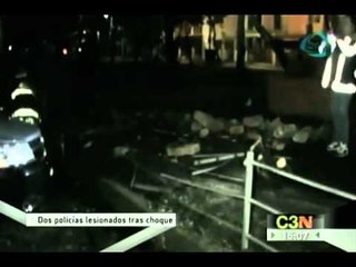 dos policías lesionados tras chocar su patrulla en una jardinera