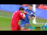 Luis Suárez muerde el brazo del zaguero Branislav Ivanovic en el Liverpool vs. Chelsea