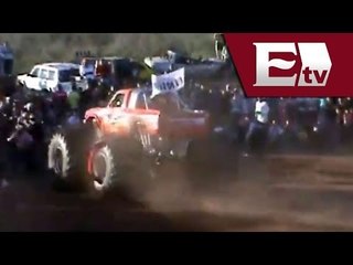 Télécharger la video: Monster Truck: Impresionantes imágenes del accidente en Chihuahua (VIDEO) / Monster Truck accident