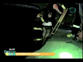 Impresionante socavón en carretera china deja un muerto