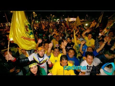 Cientos de aficionados festejan título del América en el Ángel de la Independencia