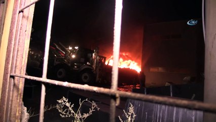 Lastik deposu alev alev yandı