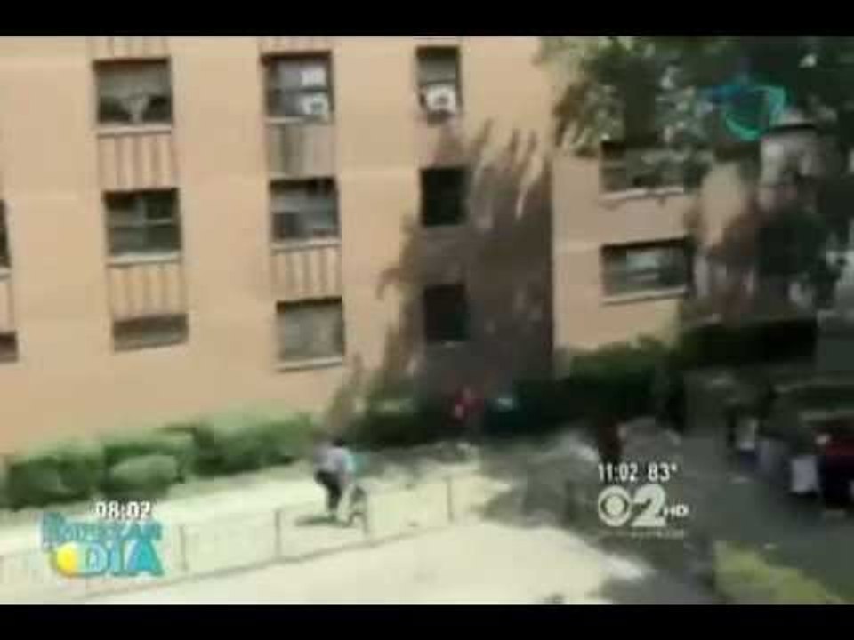 Se convierte en héroe al parar la caída de una niña desde un tercer piso
