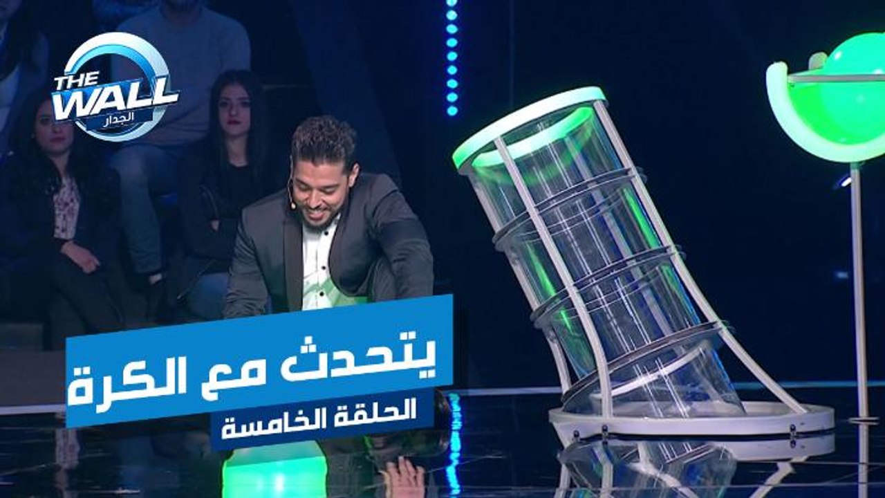 محمد يتحدث مع الكرة الخضراء على طريقته الخاصة