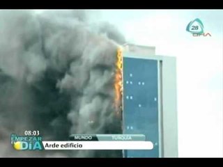 Arrasa fuego con un edificio de 42 pisos en Turquía