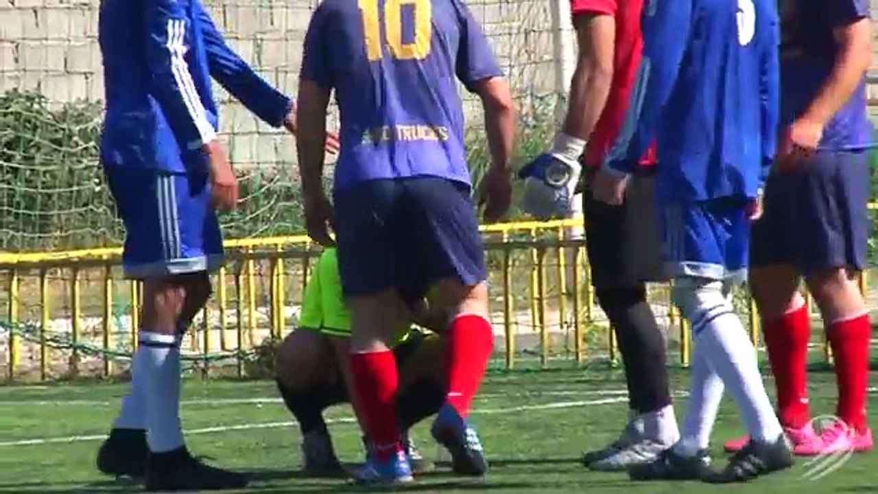 Un arbitre marque un pénalty arrêté par le goal (Daghestan)