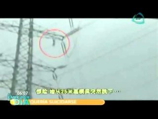 Mujer amenaza con suicidarse desde una torre eléctrica