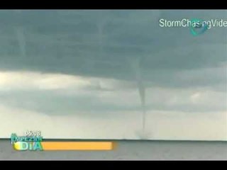 Remolinos de agua se forman en el Lago Michigan