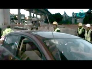 Cae varilla desde puente de Periférico y atraviesa parabrisas de auto