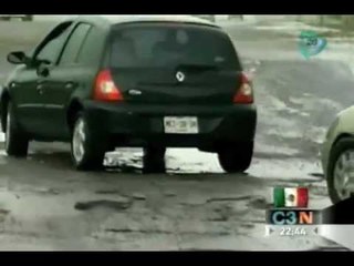 Los baches, un dolor de cabeza para los automovilistas