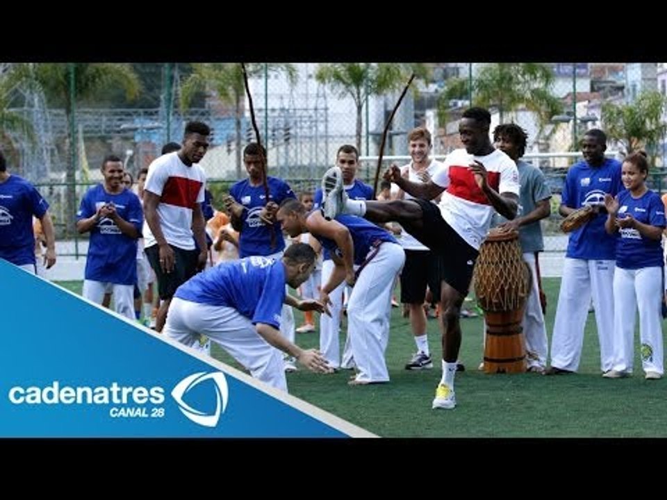 ¡ENTÉRATE! Seleccionados ingleses practicaron capoeira en su visita a una favela de Río de Janeiro