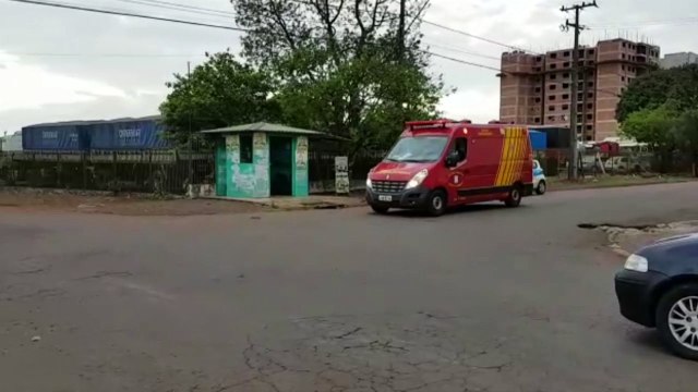 Rapaz fica ferido em colisão entre carro e moto