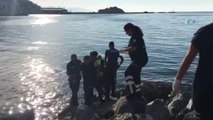 Ölmek İsteyen Genci, Polisler Suya Atlayarak Kurtardı