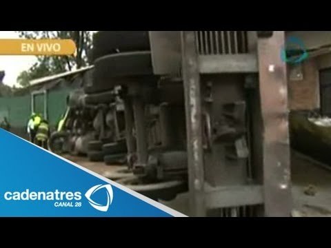 Se vuelca trailer cargado de pollo en la México-Cuernavaca / Cierran la México-Cuernavaca