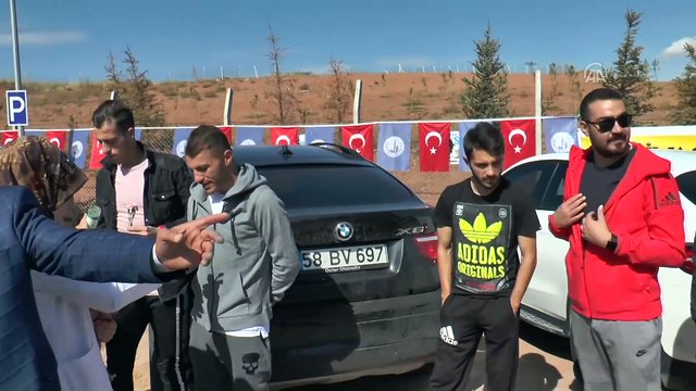 Sivassporlu futbolcular hayvan barınağını gezdi - SİVAS
