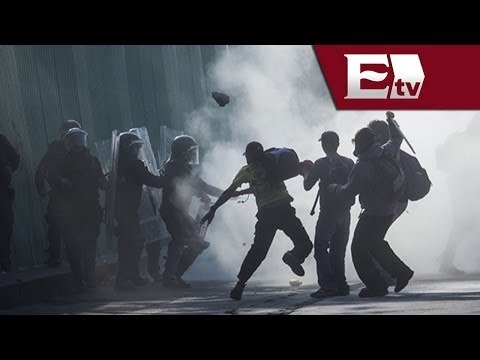 Encapuchados y granaderos se enfrentan afuera del metro Balderas / Excélsior Informa con Mariana H