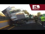 Trailer de 20 toneladas a punto de volcar en autopista México-Querétaro / Vianey Esquinca